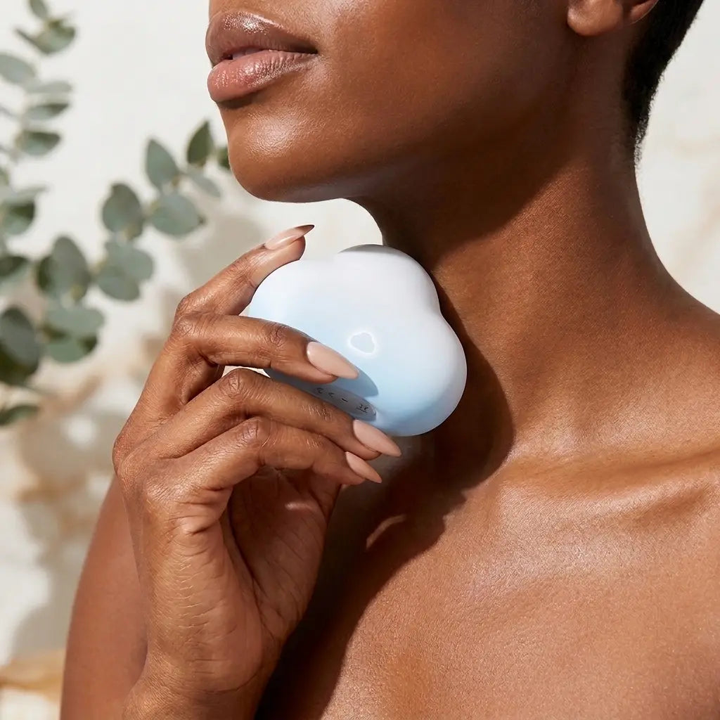 Cloudia squeeze-control cloud massager lifestyle image by Olyon